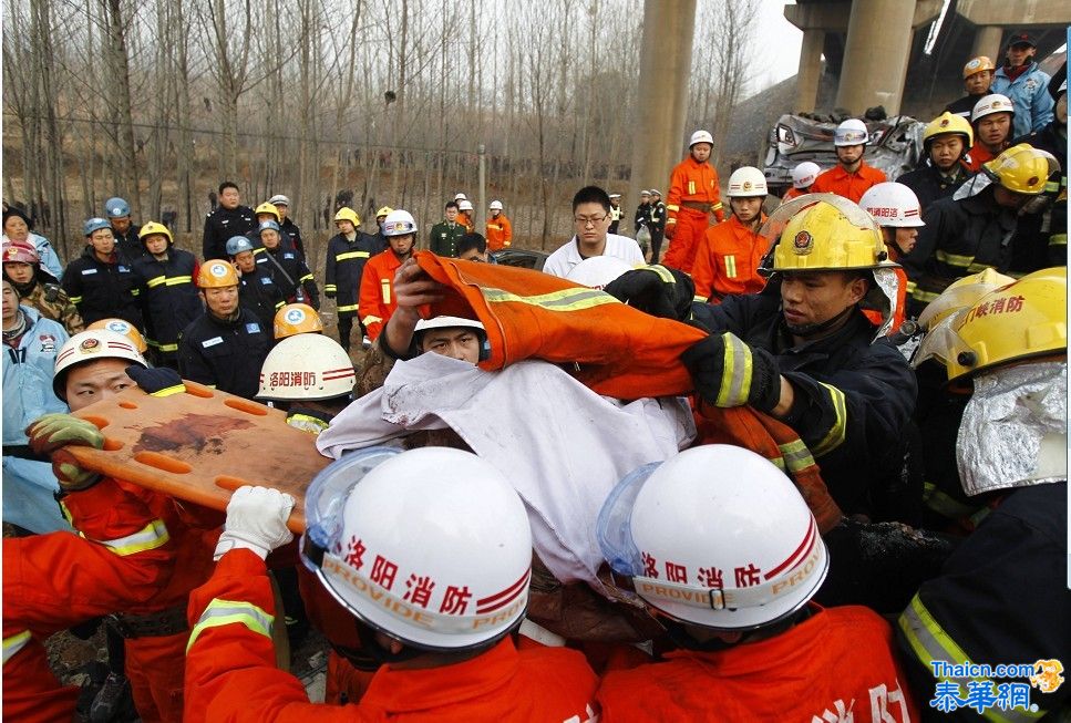 中国河南连霍高速河南义昌大桥坍塌事故已致8亡11伤 搜救仍在进行