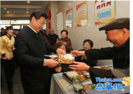 中共习近平为七旬老人端饭