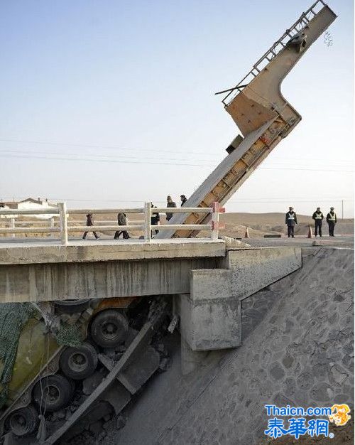 宁夏超载车辆压塌公路桥