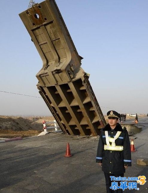 宁夏超载车辆压塌公路桥