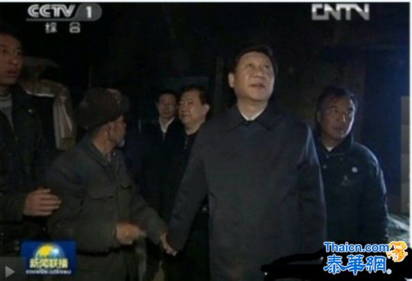 图片疯传:习近平拉老农手,官员竟然给脸色