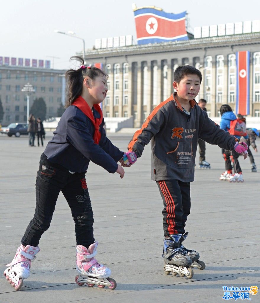 金正恩携妻李雪主拜金正日金日成