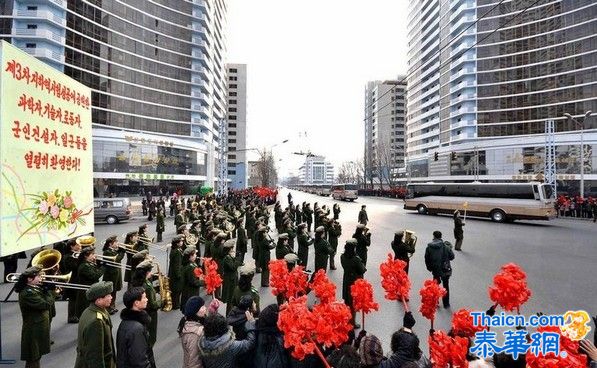 朝鲜民众夹道欢迎核试验功臣