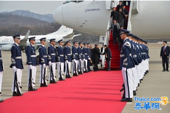 应韩国主席朴槿惠的邀请总理抵达仁川机场  参加她的总统就职典礼