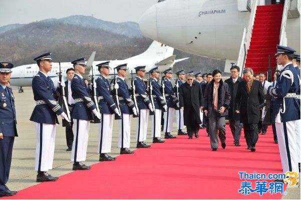 应韩国主席朴槿惠的邀请总理抵达仁川机场  参加她的总统就职典礼