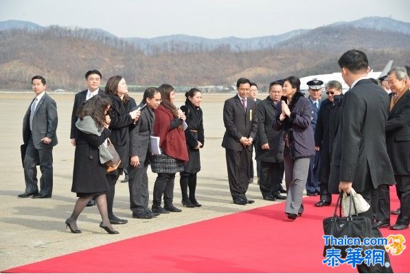 应韩国主席朴槿惠的邀请总理抵达仁川机场  参加她的总统就职典礼