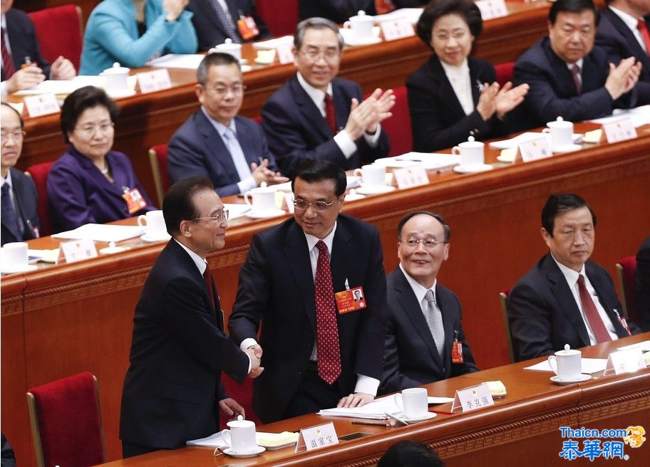 【两会现场】温家宝总理政府工作报告后与李克强握手
