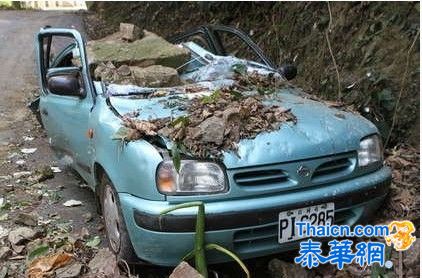 台湾强震致落石砸烂过路车辆 司机逃过一劫