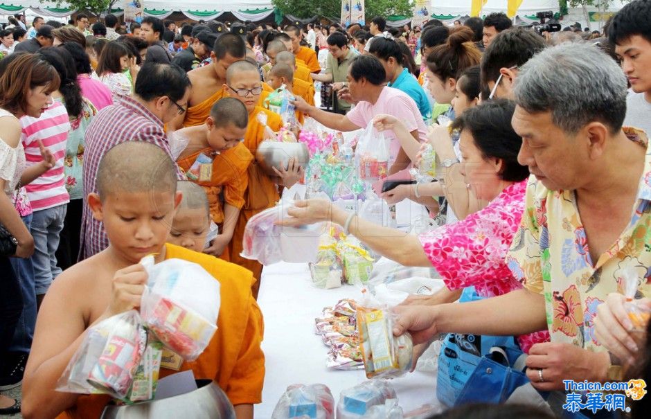 ประชาชนจำนวนมากร่วมทำบุญตักบาตรเนื่องในวันสงกรานต์ บริเวณลานคนเมือง