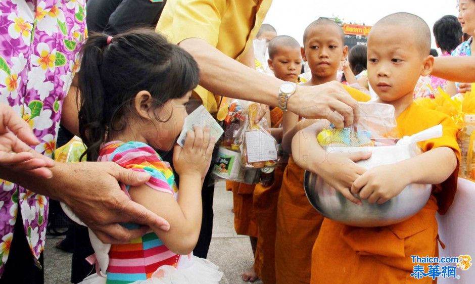 ประชาชนจำนวนมากร่วมทำบุญตักบาตรเนื่องในวันสงกรานต์ บริเวณลานคนเมือง