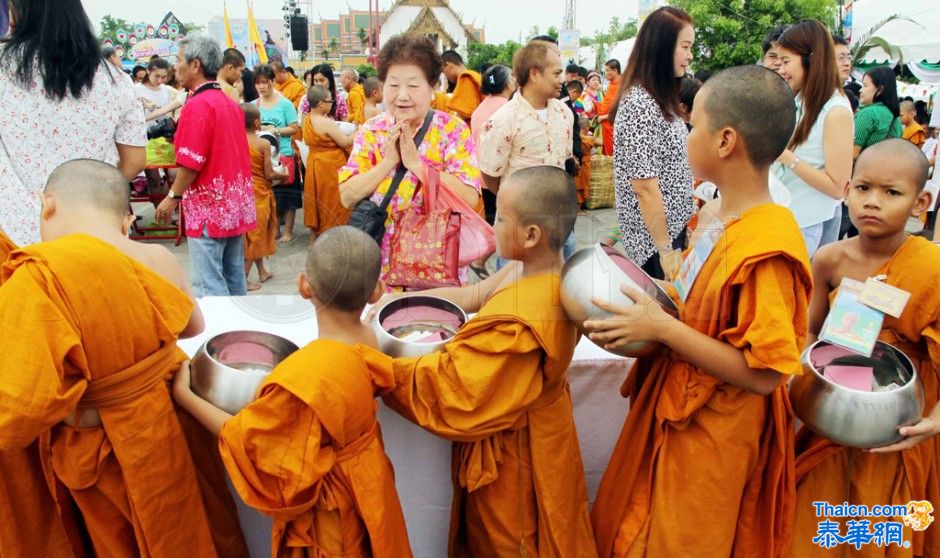 ประชาชนจำนวนมากร่วมทำบุญตักบาตรเนื่องในวันสงกรานต์ บริเวณลานคนเมือง