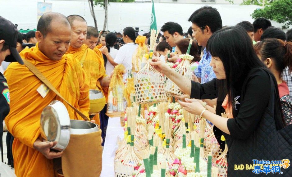 ประชาชนจำนวนมากร่วมทำบุญตักบาตรเนื่องในวันสงกรานต์ บริเวณลานคนเมือง