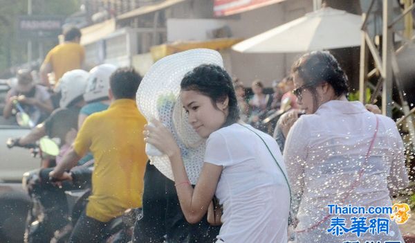 实拍老挝泼水节上“湿身”美女