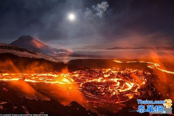 摄影师登上喷发火山拍岩浆河:澎湃的地狱之火