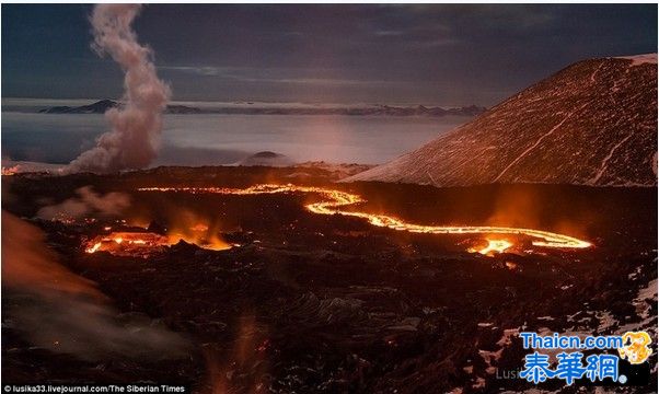 摄影师登上喷发火山拍岩浆河:澎湃的地狱之火