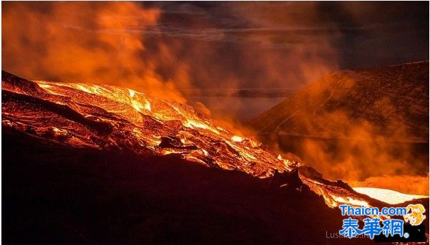 摄影师登上喷发火山拍岩浆河:澎湃的地狱之火