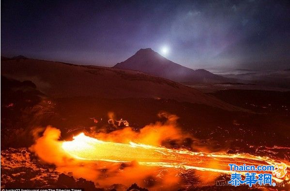 摄影师登上喷发火山拍岩浆河:澎湃的地狱之火