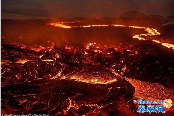 摄影师登上喷发火山拍岩浆河:澎湃的地狱之火