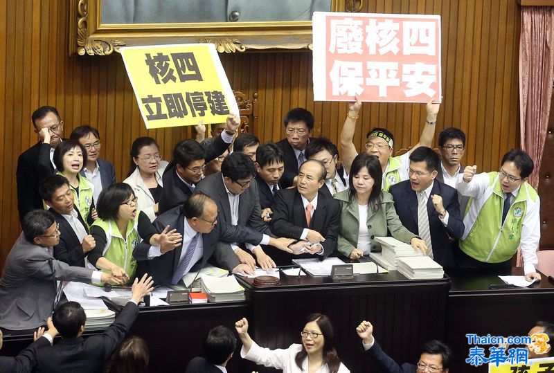 朝野为核四公投大打出手 王金平遭围攻