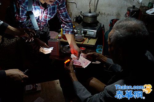 广东潮汕志愿者为老兵送过冬棉衣棉被
