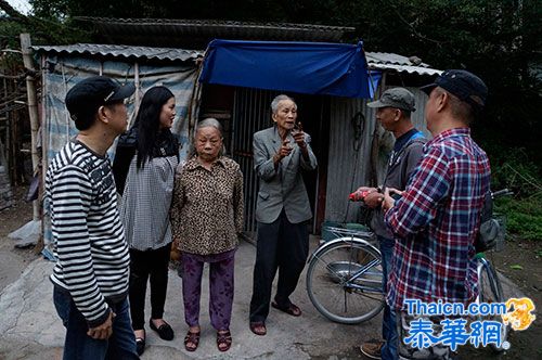 广东潮汕志愿者为老兵送过冬棉衣棉被