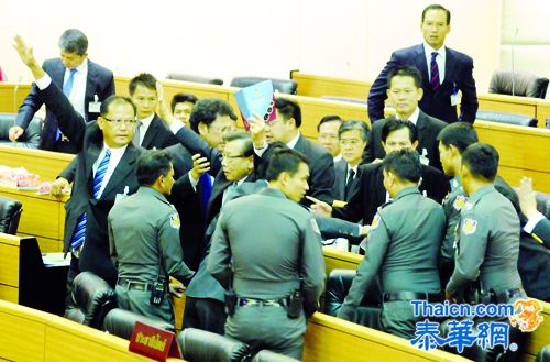 不信任案辩论聚焦典谷  民主党民代遭到议长驱逐