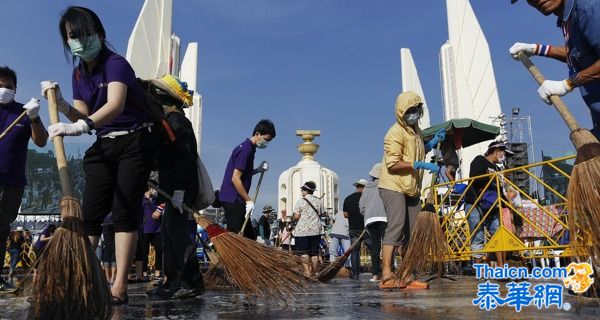 国王生日令局势陡转 英拉不抵抗笑迎示威