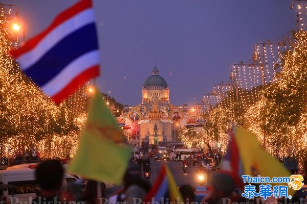 国民齐集华欣期待一瞥国王陛下生日