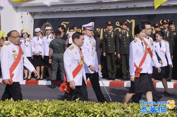 英拉总理和家人签名恭祝皇上陛下圣躬康泰