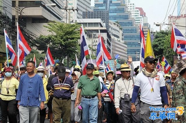 19日素贴率领“哨子军”现身曼谷商业街 支持者上前献花