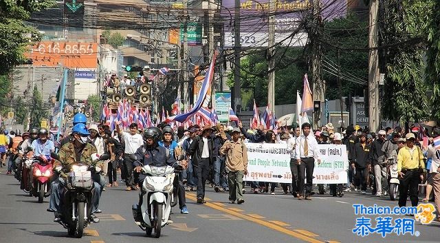 19日素贴率领“哨子军”现身曼谷商业街 支持者上前献花