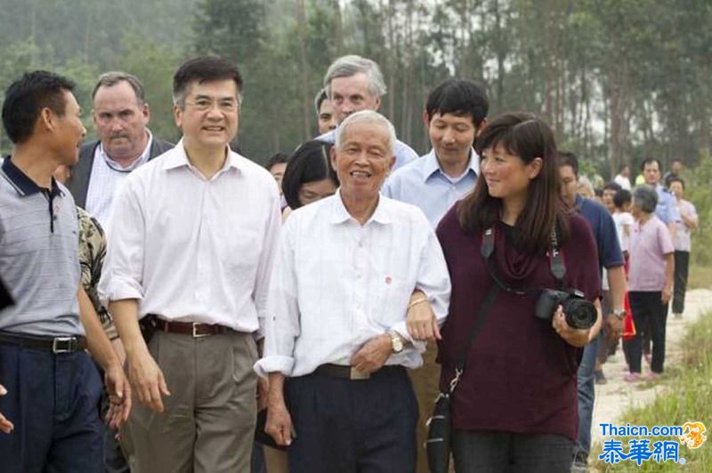 骆家辉卸任前回乡省亲 近百村民雨中等待