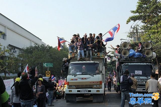 执政党宣布凌晨已成功提交大选候选人名单 反对派示威者包围候选人登记处企图阻扰明年大选