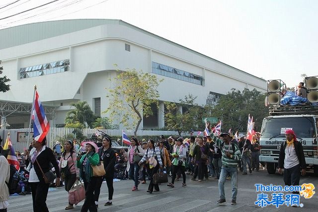 执政党宣布凌晨已成功提交大选候选人名单 反对派示威者包围候选人登记处企图阻扰明年大选