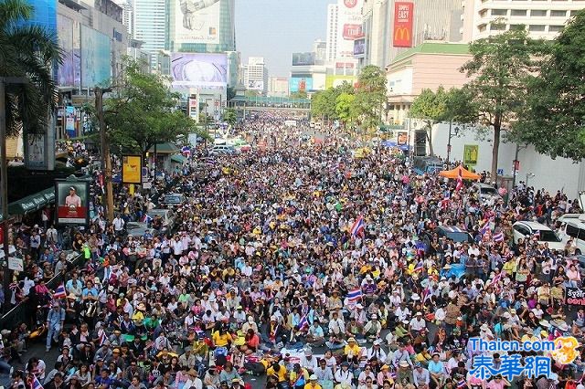 曼谷20万人游行 素贴扮“奥特曼”大战“怪兽”英拉