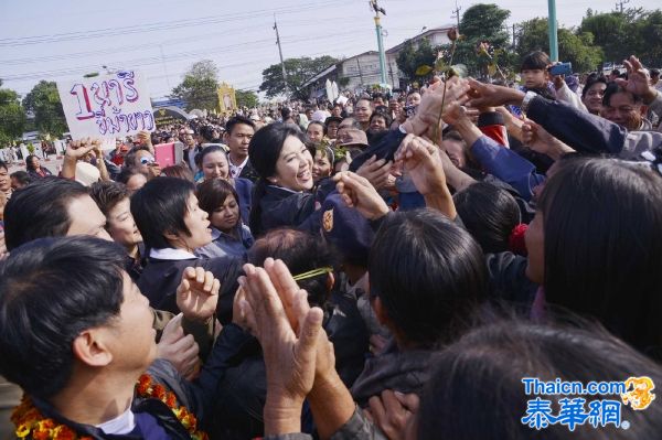 示威者围寓所  颖拉赴各地视察受民众欢迎