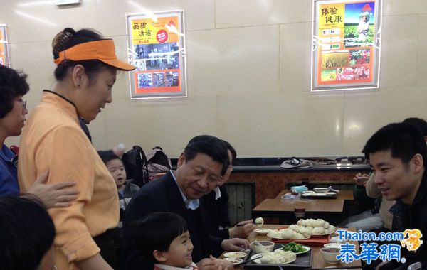 习近平北京包子铺就餐细节披露 小男孩演唱《新年好》