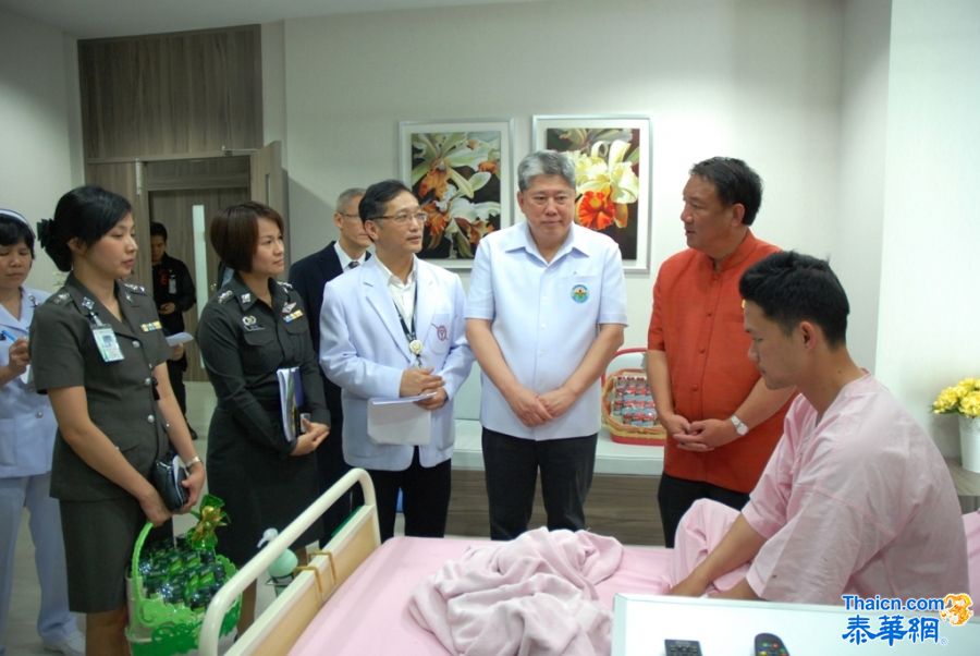 总理英拉委派Mr.Kittiratt副总理探示受伤警员