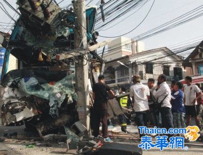 普吉往巴东巴士刹车失灵 致2死 26伤