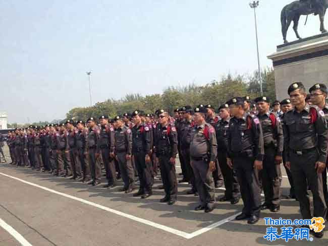 88个警察署警员约2500人在五世皇纪念碑广场默哀