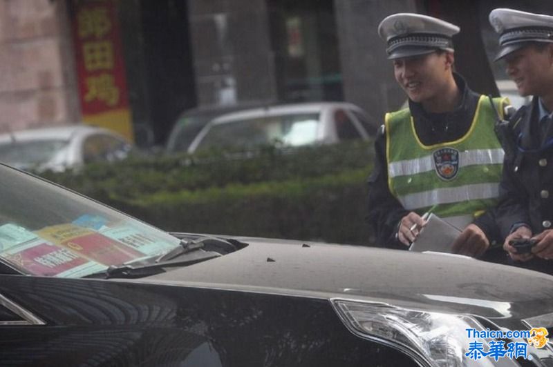 最牛无牌豪车挂警灯摆一排特殊通行证