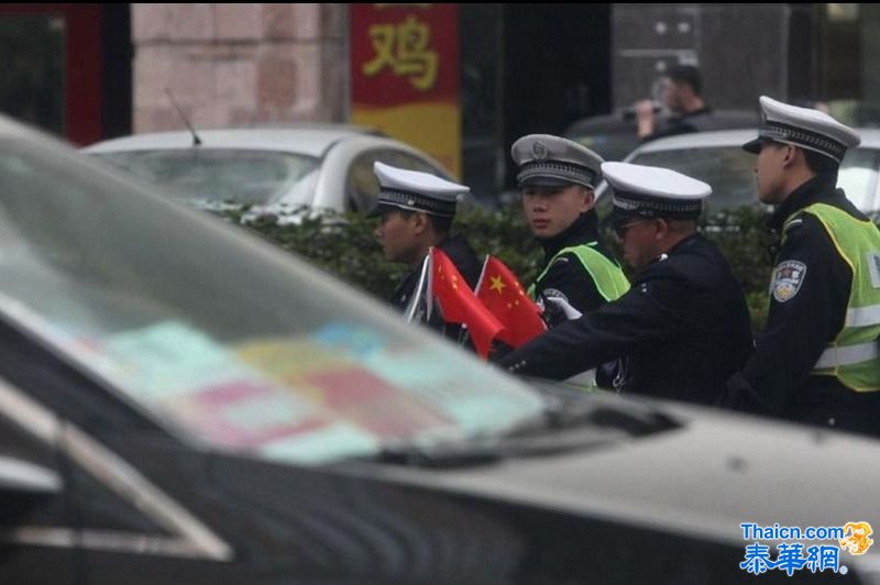 最牛无牌豪车挂警灯摆一排特殊通行证