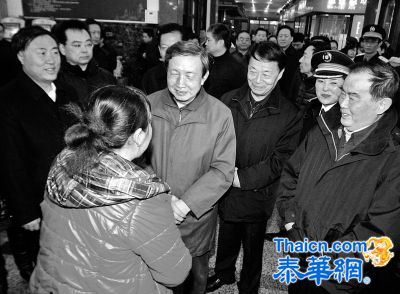 女乘客跟中国副总理握手：今年车票不难买