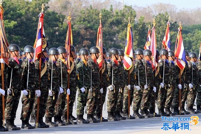 18日泰国建军节举行阅兵式 看守总理兼国防部长英拉缺席