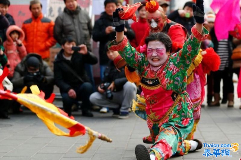 中国各地喜迎马年春节 “火龙钢花”现京城