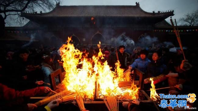 中国寺庙人山人海抢头香 大多为底层民众