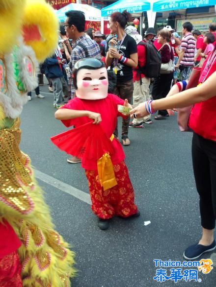 反对派领袖素贴带集款袋在曼谷唐人街寻求捐赠