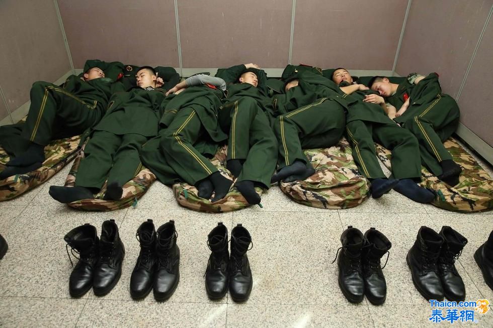 北京西站迎客运高峰 执勤武警累得席地而睡