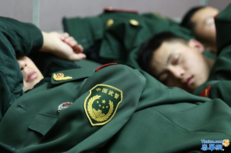 北京西站迎客运高峰 执勤武警累得席地而睡