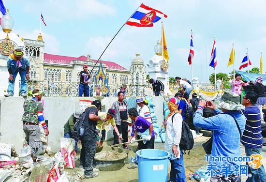 政府和平清场没成效 反对派用水泥封总理府